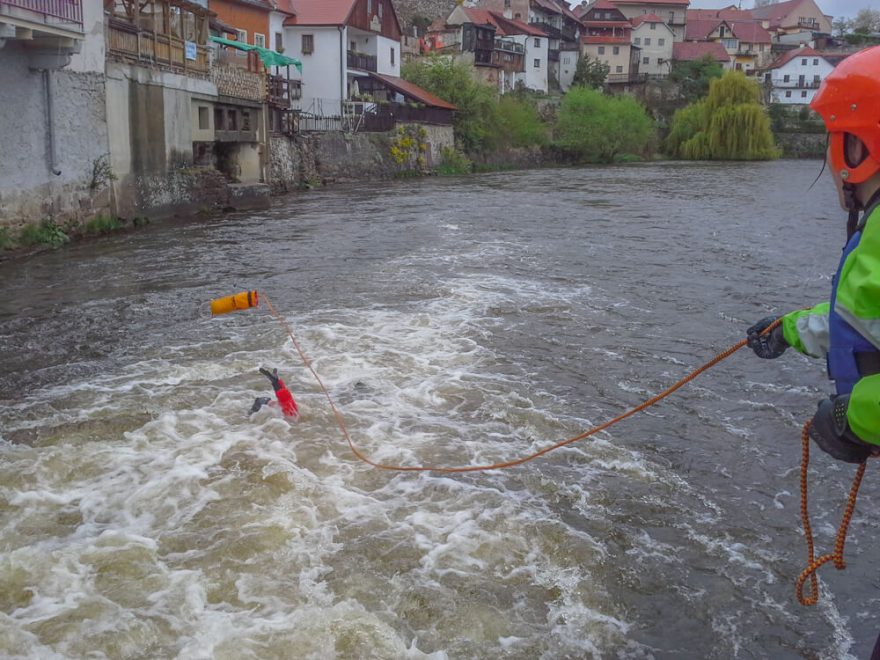 Nácvik práce s házecím pytlíkem v terénu