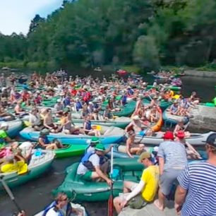 Zácpa před jezem Herbertov / F: irozhlas.cz