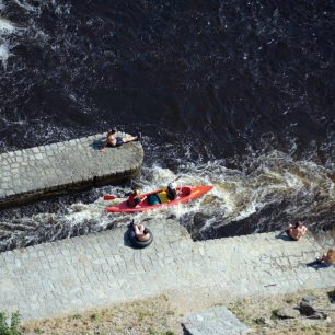 Sjízdné jezy bez nutnosti přenášení také přispívají k popularitě řeky / F: Jan "Šťovík" Šťovíček