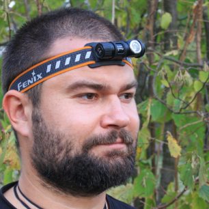 Svítilna není veliká a na hlavě nezabírá moc místa