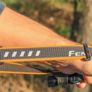 Viditelná perforace pásku okolo hlavy a reflexní prvky