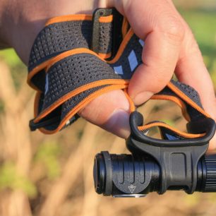 Usazení svítilny v držáku a připevnění k pružnému pásku