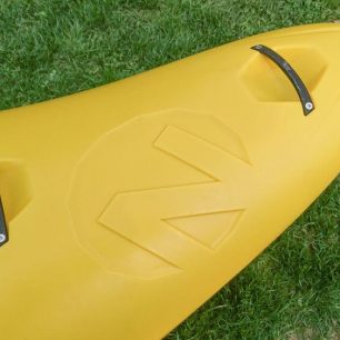 Přední paluba s výrazným logem ZET Kayaks