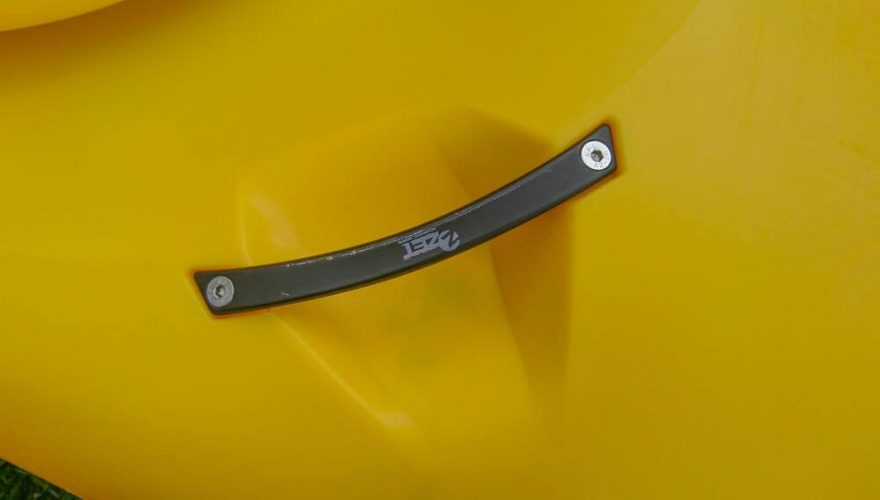 Všechna madla jsou kovová