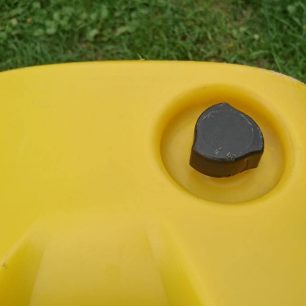 Na vylévací otvor lze nouzově našroubovat špunt z PET lahve