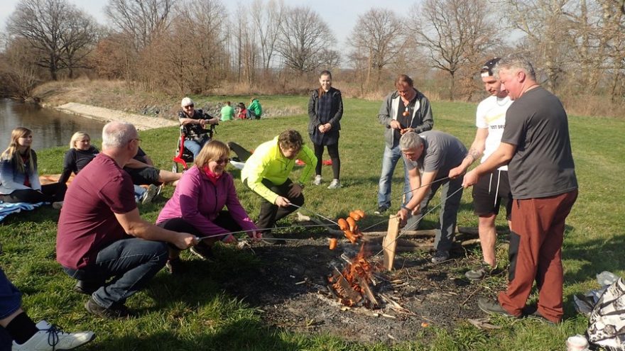 Opékání buřtů / F: Rony