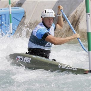 Na slalomu Tomáše baví především to, že si s vodou může více pohrát / F: archiv Tomáše Raka, ČSK a HiKO SPORT