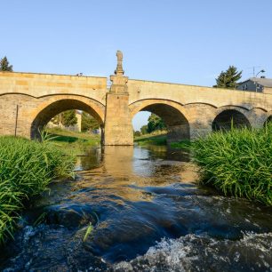 Kamenný Svatojánský most v Litovli se sochou Jana Nepomuckého je nejstarší most na území Moravy a třetí nejstarší v České republice