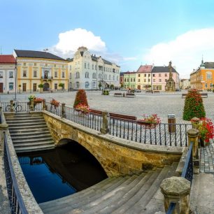 Pískovcové schody k Nečízu jsou unikátní klasicistní stavbou, která zdobí náměstí v Litovli od roku 1856