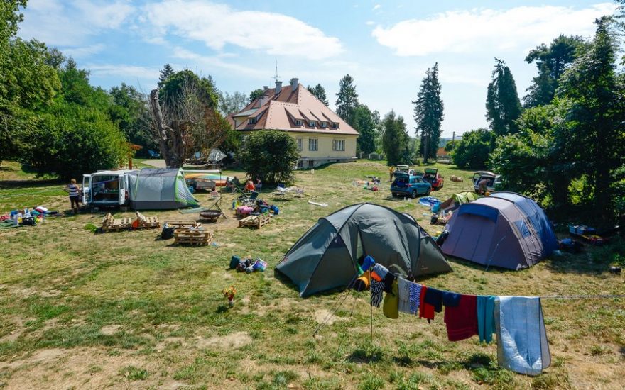 Tábořiště Vila Háj je obvyklý cíl vodáků, kteří jedou z Postřelmova