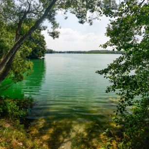 Pískovna Moravičanské jezero. Čistá voda a písečné pláže lákají ke koupání
