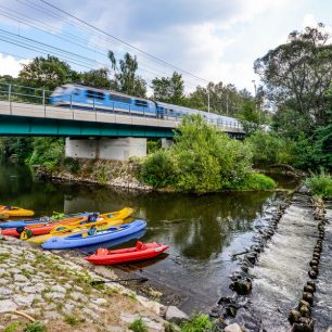 Tábořiště a jez u Moravičan leží hned vedle hlavní železniční tratě