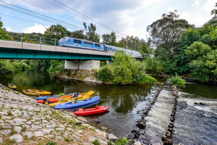Tábořiště a jez u Moravičan leží hned vedle hlavní železniční tratě