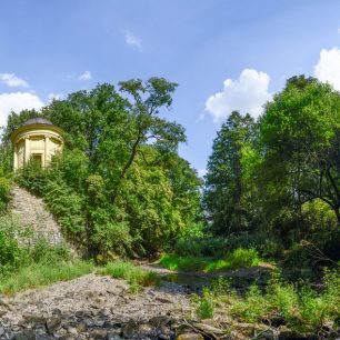Chrám přátelství neboli Templ je jedna z romantických staveb komponované krajiny, kterou ve zdejších lesích vybudovali Lichtenštejnové