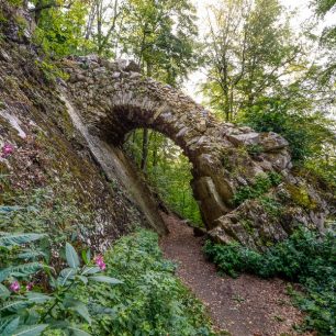  V rezervaci Třesín se nachází několik zajímavostí, například kamenný Čertův most. V rezervaci Třesín se nachází několik zajímavostí, například kamenný Čertův most. Zavřít popis V rezervaci Třesín se nachází několik zajímavostí, například kamenný Čertův m