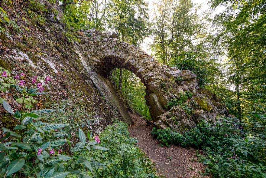  V rezervaci Třesín se nachází několik zajímavostí, například kamenný Čertův most. V rezervaci Třesín se nachází několik zajímavostí, například kamenný Čertův most. Zavřít popis V rezervaci Třesín se nachází několik zajímavostí, například kamenný Čertův m