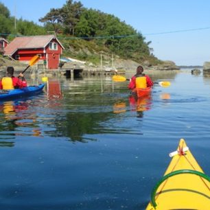 Malebné pobřeží ostrůvku Kalvøy