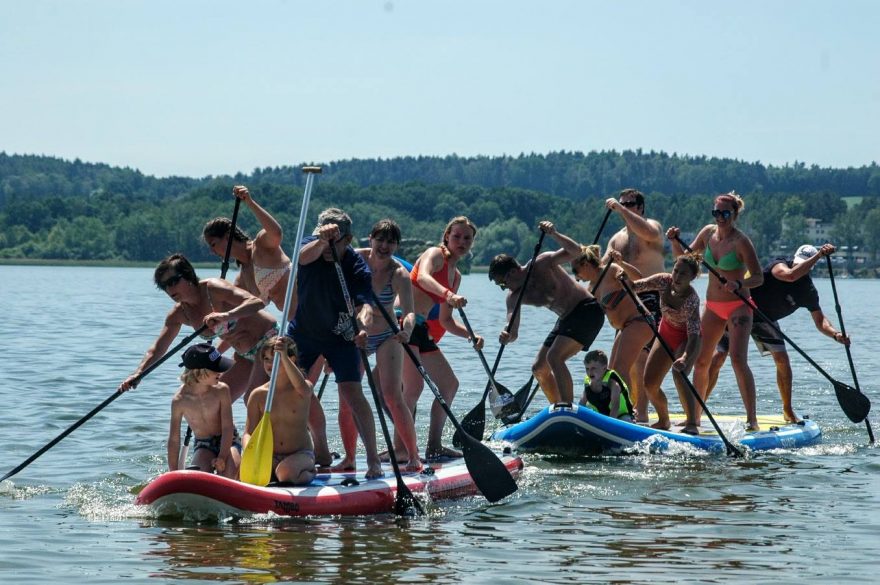 Léto začíná paddleboardovým festivalem na Máchově jezeře