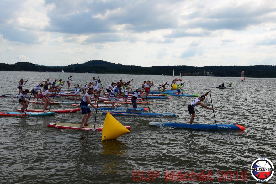 Léto začíná paddleboardovým festivalem na Máchově jezeře