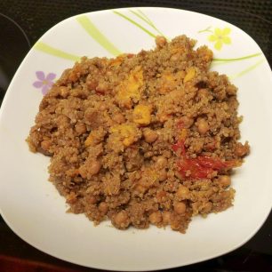 Tandoori Quinoa (veganské jídlo)