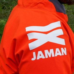 Na pravém rameni bundu zdobí výrazné logo JAMAN