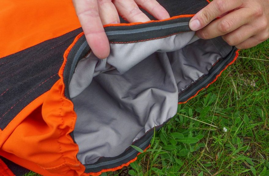 Protiskluzová úprava lemu vnitřního komínu bundy