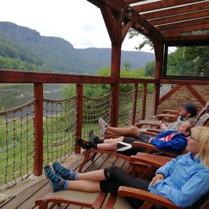 Relax s výhledem na skalní masiv v Dolním Žlebu / F: www.enthusia.cz; archiv Petra Snížka