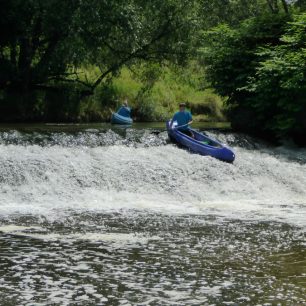 Jeden z četných jezů na Nise / F: SUNDISK Family