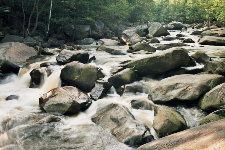 Vltava pod Čertovou stěnou - řeka se zde proplétá mezi obřími balvany kaňonem národní přírodní rezervace / F: archiv Vyšší Brod