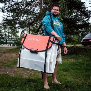Odnést složený kajak na rameni není žádný problém
