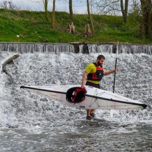 Díky nízké hmotnosti je manipulace s kajakem hračka