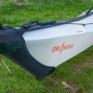 Madla pro nošení lodi jsou součástí neoprenových krytů špice a zádě