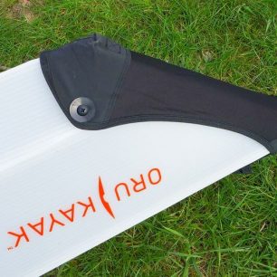 Neoprenové kryty špice a zádě jsou jedinou slabinou kajaku