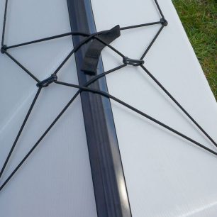 Pruženku před kokpitem si díky plastovým sponám upravíte, jak je zrovna potřeba.