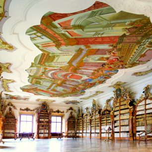 Klášterní knihovna - se 70 000 knižními tituly je třetí největší klášterní knihovnou v České republice / F: Cisterciácké opatství Vyšší Brod