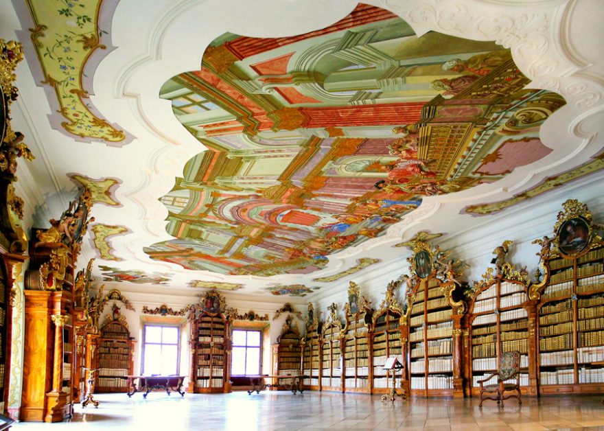 Klášterní knihovna - se 70 000 knižními tituly je třetí největší klášterní knihovnou v České republice / F: Cisterciácké opatství Vyšší Brod