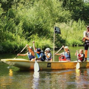 David Gros s dětmi ze znojemského oddílu / F: Vodácké centrum Znojmo