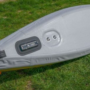 Dno kajaku je ploché