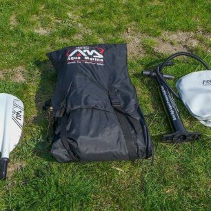 Tohle všechno je součástí balení - pádlo, kajak a transportní vak, pumpa, sedačka, ploutev