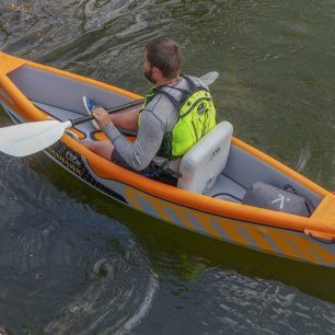 Kajak tvarem silně připomíná klasický maňásek