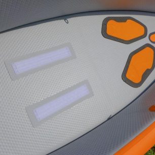 Na dně uvnitř kajaku jsou suché zipy pro upevnění sedačky a EVA gripy pro opření nohou