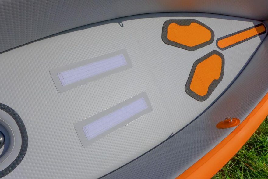 Na dně uvnitř kajaku jsou suché zipy pro upevnění sedačky a EVA gripy pro opření nohou