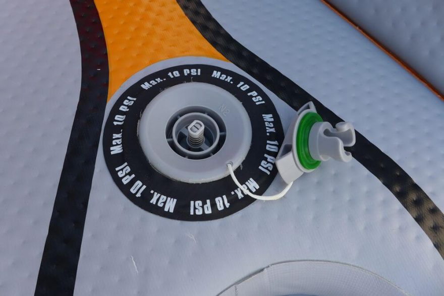 Detail jednoho ze tří push-push ventilů