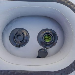 Dvojice vylévacích otvorů