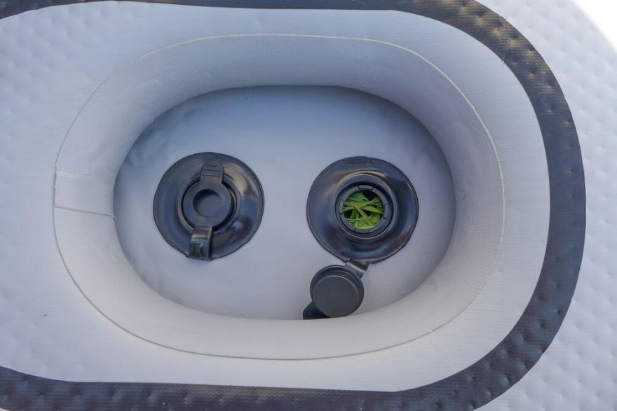 Dvojice vylévacích otvorů