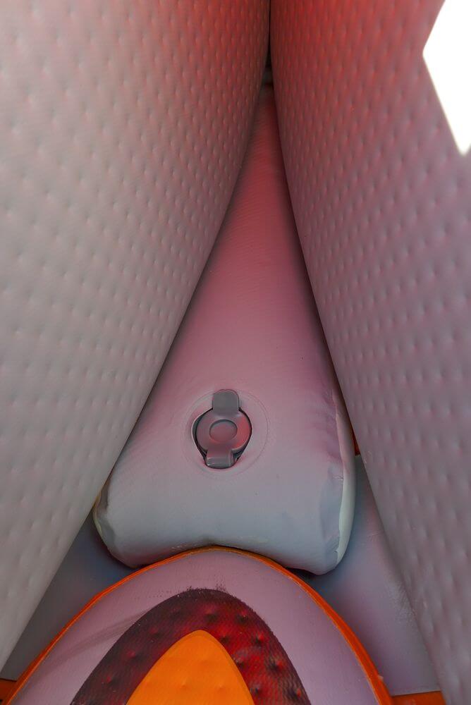 Obě špice mají nafukovací výztuhy