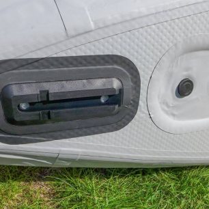 Vylévací otvory a kastlík na ploutev