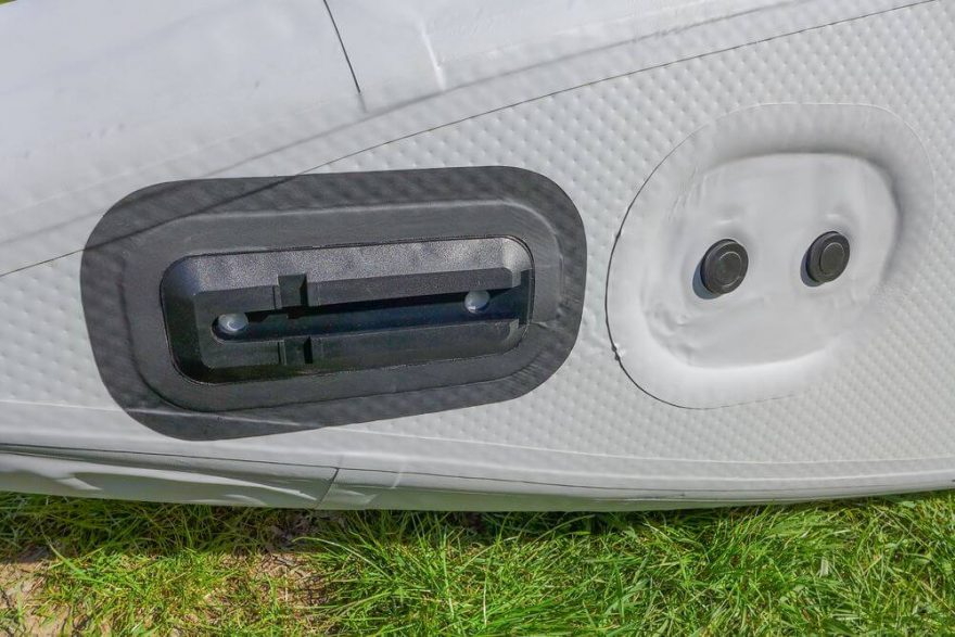 Vylévací otvory a kastlík na ploutev