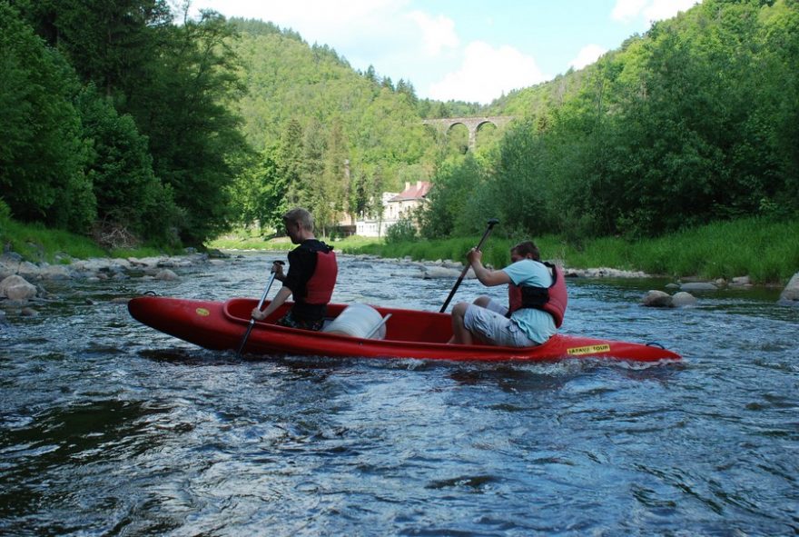 Kontakt s kameny plastová loď zvládne, ale nesvědší ji / F: Sázava tour