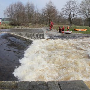 Jez Svaté Pole na Otavě, za vyšších průtoků se v pravé části pod jezem tvoří nebezpečný válec / F: Petr Ptáček, www.raft.cz